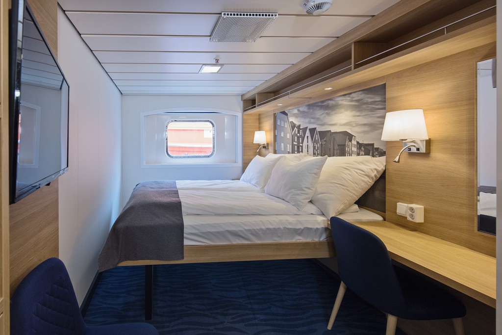 Hurtigruten MS Kong Harald Polar Outside Upper deck 2 travellers b.jpg